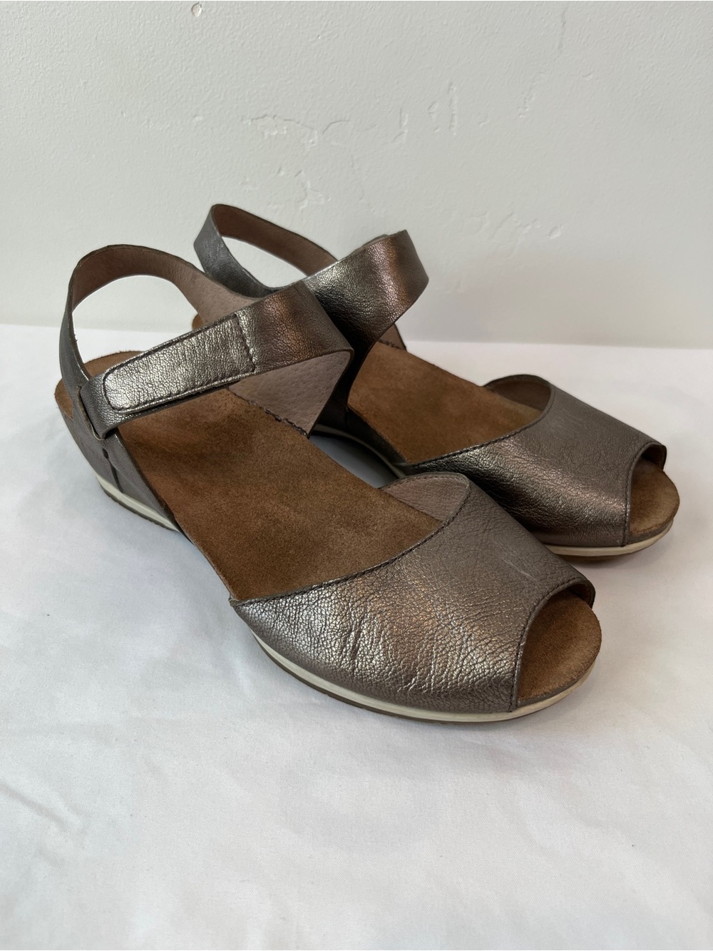 Dansko Vera Pewter Metallic Leather Low Wedge Sandals Peep Toe Womens Size 37